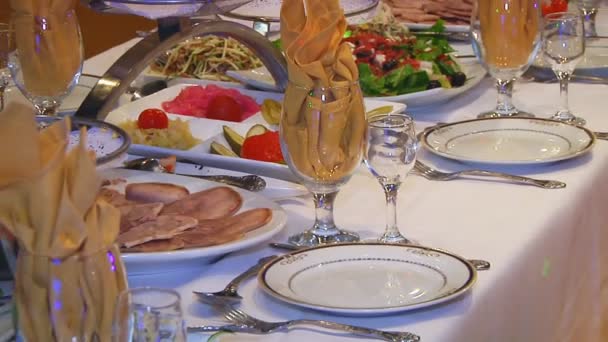 Украшенный стол для свадебного ужина, красивая сервировка стола — стоковое видео