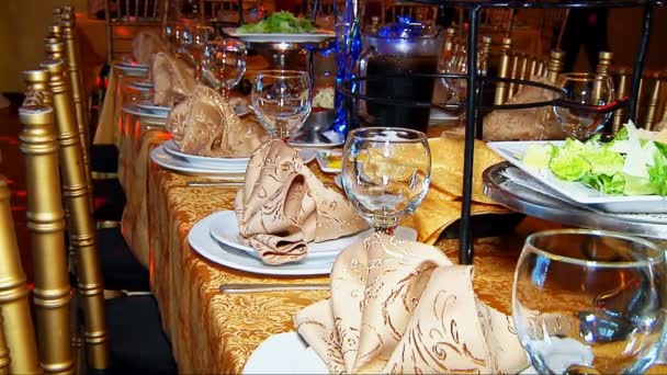 Table setting at wedding. Steampunk style. lights on background — Stock Video