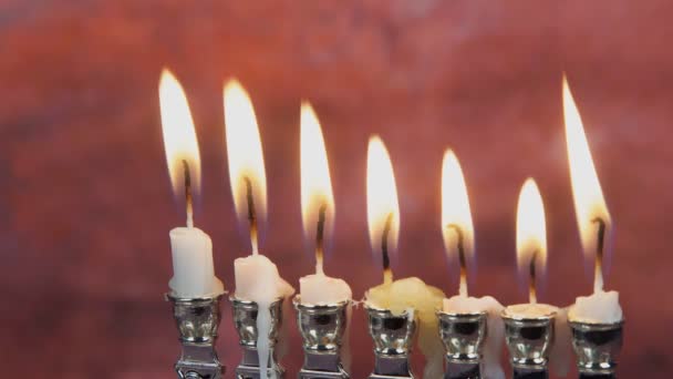 Chanoeka menorah met kaarsen Chanoeka kaarsen gelukkig branden — Stockvideo