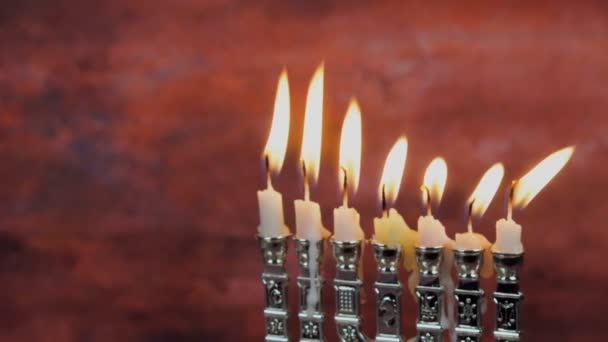 Chanoeka menorah met kaarsen Chanoeka kaarsen gelukkig branden — Stockvideo