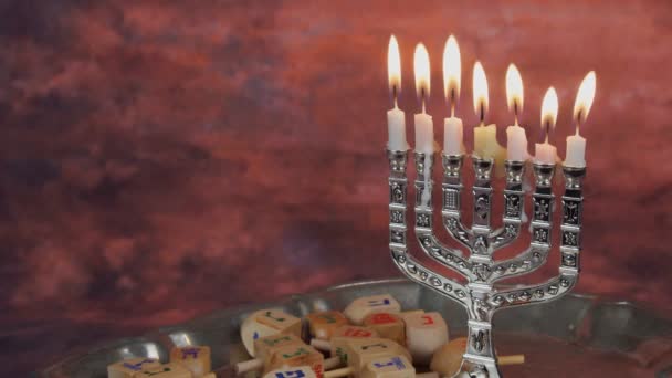 Férias judaicas Hanukkah fundo criativo com menorah. Vista de cima foco em  . — Vídeo de Stock