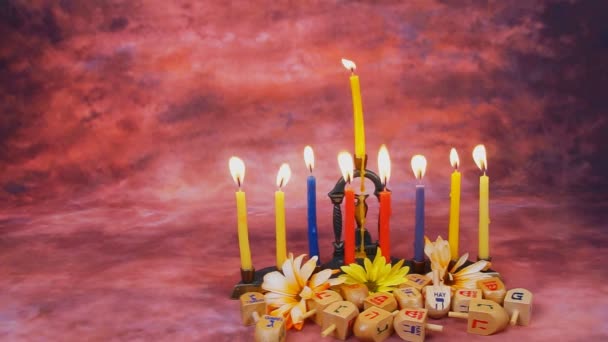 Judiska högtiden Hanukkah kreativ bakgrund med menorah. Visa ovanifrån fokus på . — Stockvideo