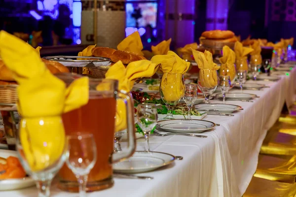 Mesa de banquete de catering bellamente decorada con diferentes aperitivos y aperitivos —  Fotos de Stock
