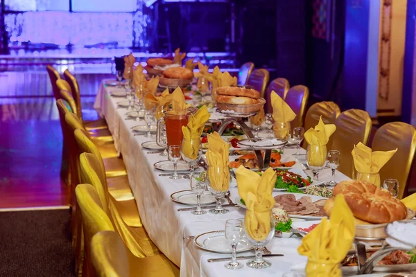 Mesa de banquete de catering bellamente decorada con diferentes aperitivos y aperitivos — Foto de Stock