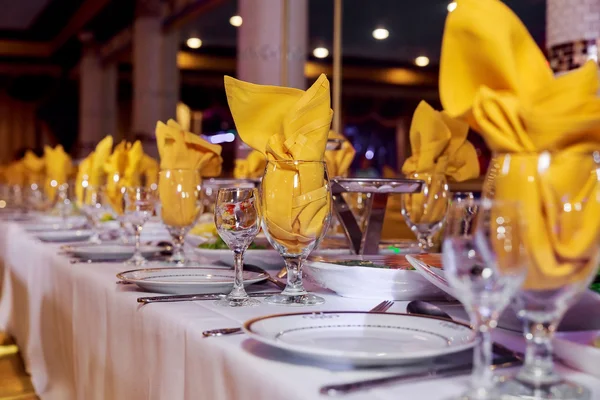 Hermosa mesa servida para la boda u otra celebración en mesa de restaurante decorada para la celebración — Foto de Stock