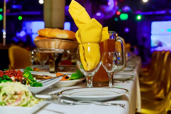 Mesa de banquete de catering bellamente decorada con diferentes aperitivos y aperitivos — Foto de Stock