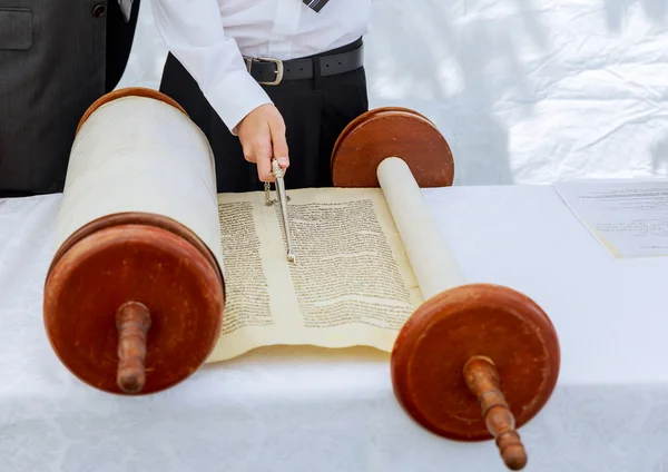 El çocuğun sünnet, Yahudi Torah okuma — Stok fotoğraf