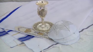 Kutlama dua şal - Tallit, Yahudi dini sembolü hazırlanırken Bar Mitzvah