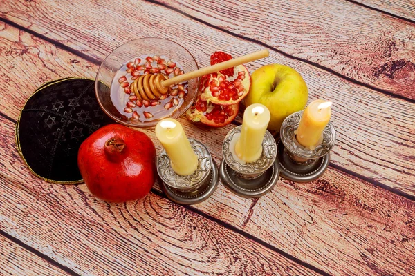 Рош Хешана ювелірні вироби книжка торі, мед, яблуко і гранат над дерев'яним столом. традиційні символи . — стокове фото