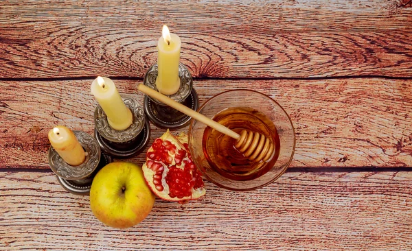 Rosh hashanah jewesh férias torá livro, mel, maçã e romã sobre mesa de madeira. símbolos tradicionais . — Fotografia de Stock