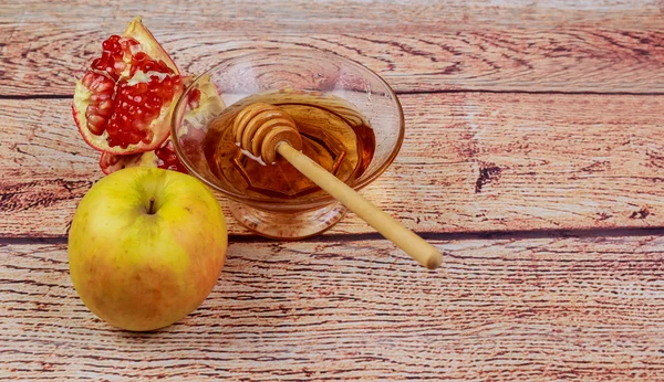 Rosh hashanah jewesh férias torá livro, mel, maçã e romã sobre mesa de madeira. símbolos tradicionais . — Fotografia de Stock