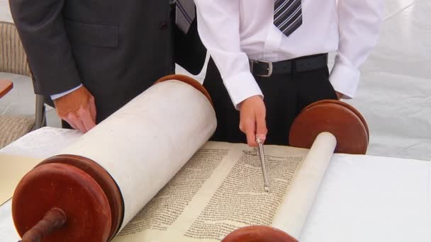 2016 年 9 月 5 日を読んで棒 Mitzvah 棒 Mitzvah 律法でユダヤ教の律法を読んでいる少年の手 — ストック動画