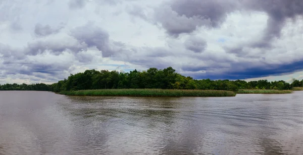 Nuvole di tuono sul fiume in primavera . — Foto Stock