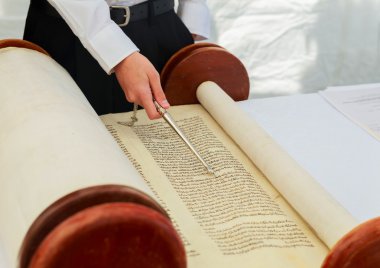 Bar Mitzva'adlı Yahudi Torah 5 Eylül 2016 okuma çocuğun el ABD