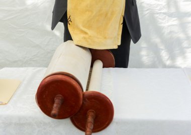 Bar Mitzva'adlı Yahudi Torah 5 Eylül 2016 okuma çocuğun el ABD