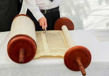 Bar Mitzva'adlı Yahudi Torah 5 Eylül 2016 okuma çocuğun el ABD