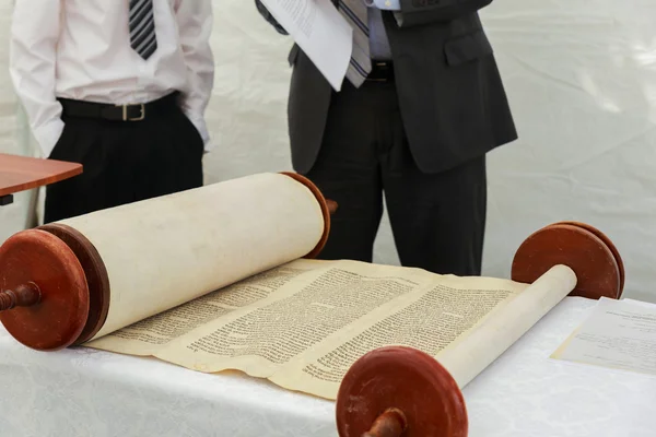 Το χέρι του αγοριού διάβασμα εβραϊκής Torah στο μπαρ Μίτζβα 5 Σεπτεμβρίου 2016 ΗΠΑ — Φωτογραφία Αρχείου