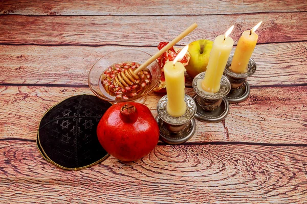 Rosh hashanah jewesh holiday torah book, honey, apple and granegranate over wooden table. símbolos tradicionales . — Foto de Stock