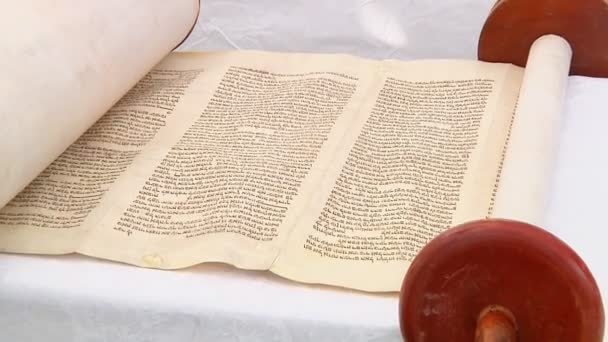 ヘブライ語の律法は、シナゴーグにここで表示を変える、手、2016 年 9 月 5 日を使用して、特別に訓練された書記によるヤギ皮羊皮紙に書かれて — ストック動画