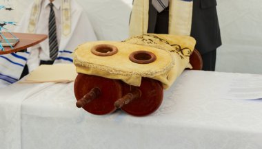 Bar Mitzva'adlı Yahudi Torah 5 Eylül 2016 okuma çocuğun el ABD