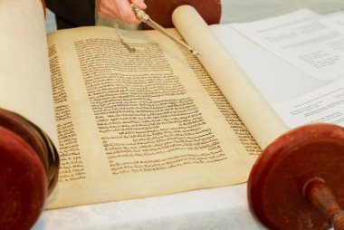 Bar Mitzva'adlı Yahudi Torah 5 Eylül 2016 okuma çocuğun el ABD