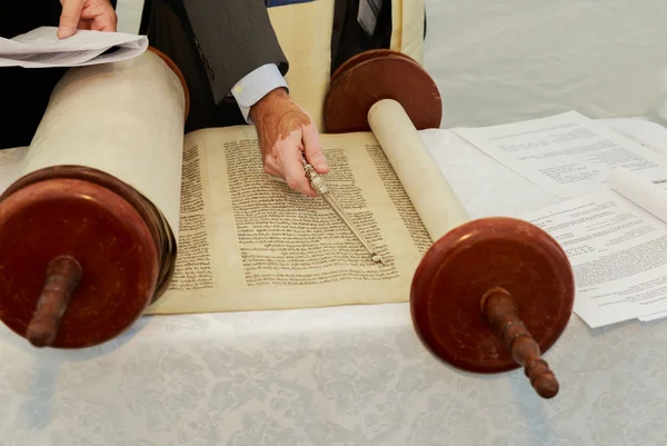 2016 年 9 月 5 日棒 Mitzvah でユダヤ教の律法を読んでいる少年の手アメリカ — ストック写真