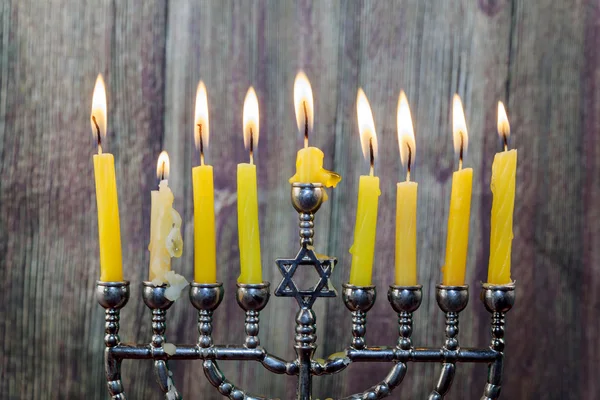 Kaarsen Chanukah allemaal in een rij. Helder, glanzende de joodse feestdag. — Stockfoto