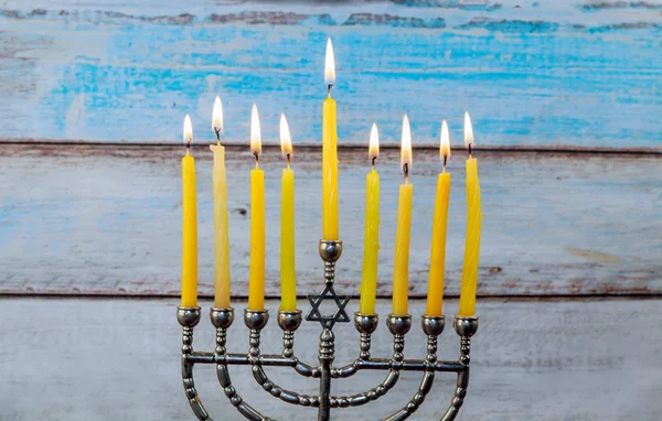 Hanukkah menorah con velas y dreidel de plata . —  Fotos de Stock