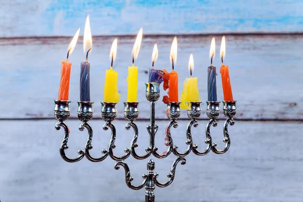 Hanukkah menorah con velas y dreidel de plata . —  Fotos de Stock