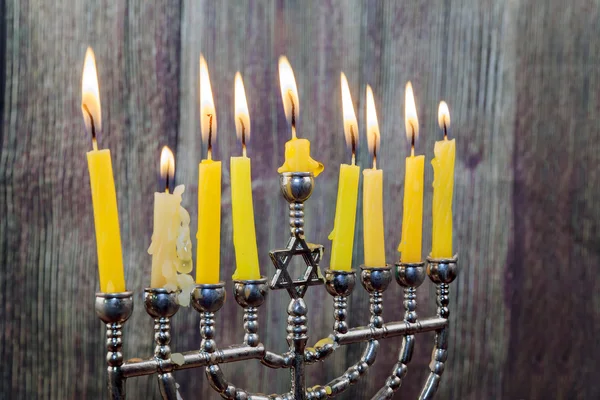 Velas Chanukah todas seguidas. Brilhante, brilhante o feriado judaico . — Fotografia de Stock