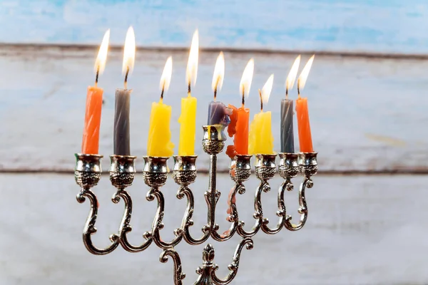 Hanukkah menorah con velas y dreidel de plata . — Foto de Stock
