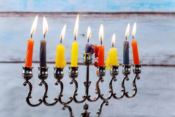 Chanukka Menora mit Kerzen und Silberdreidel. — Stockfoto