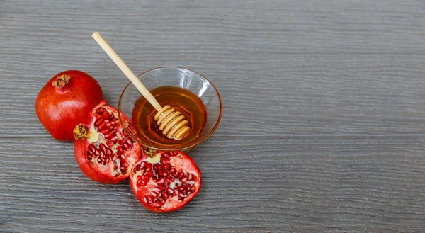 Rosh hashanah jewesh holiday concept: honey, apple pomegranate — Stock Photo, Image