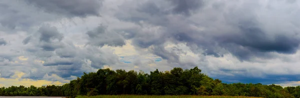 Prachtige zonsopgang met heldere wolken tot uiting in water — Stockfoto