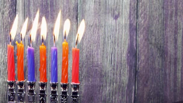 Chanukowe świece, święta żydowskie (tradycyjne kandelabry), pączki i drewniane dreidels (bączka). — Wideo stockowe