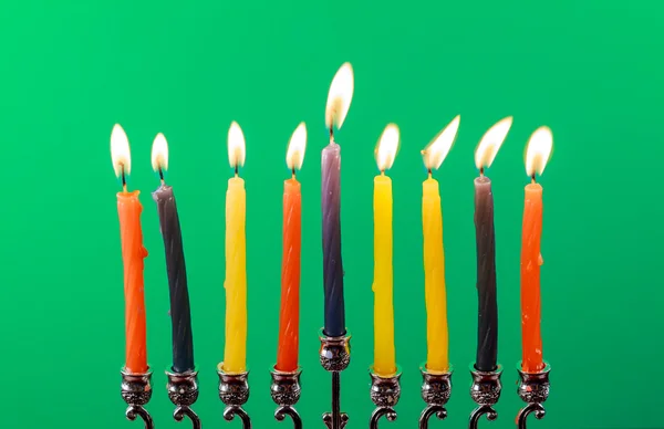 Hanukkah menorah con candele verde isolamento di sfondo — Foto Stock