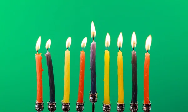 Chanukka Menora mit Kerzen grüner Hintergrund Isolation — Stockfoto
