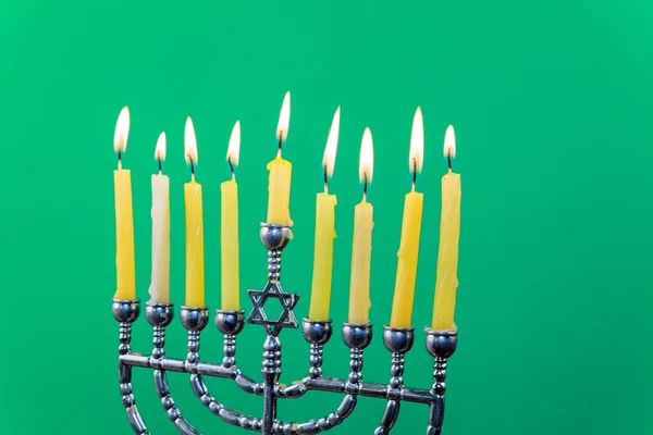 Hanukkah menorah con velas de aislamiento de fondo verde — Foto de Stock