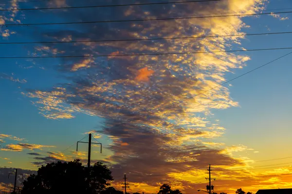 Закат неба с облаками драматический, лето — стоковое фото