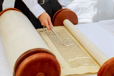 Ritüel giyim, Bar Mitzvah Tevrat 5 Eylül 2016 giyinmiş Yahudi adam ABD