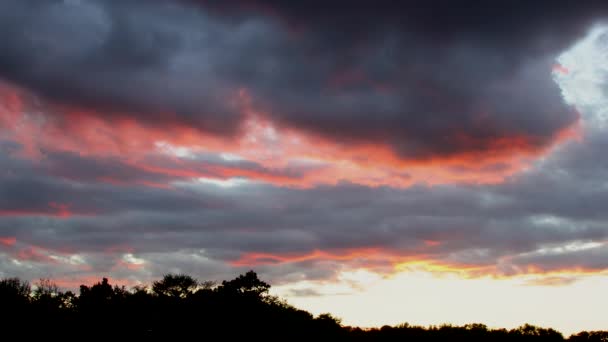 Lindas nuvens de noite tempestuosas ao céu noturno . — Vídeo de Stock