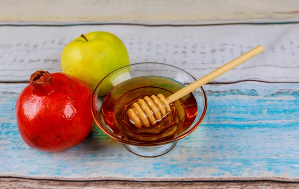 Rosh hashanah jewesh holiday honey, apple and pomegranate over wooden table. traditional symbols. — Stock Photo, Image