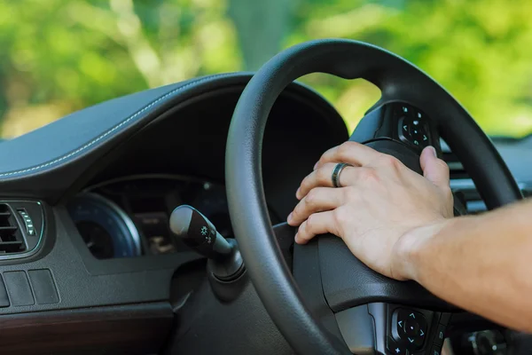 Main d'homme sur le volant d'une voiture — Photo