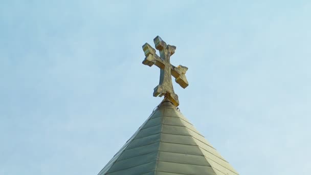Iglesia armenia apostólica cruz cielo piedra, verano, soleado, símbolos — Vídeo de stock