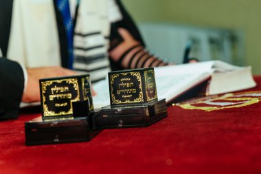 Bar Mitzva'adlı Yahudi Torah 5 Eylül 2016 okuma çocuğun el ABD