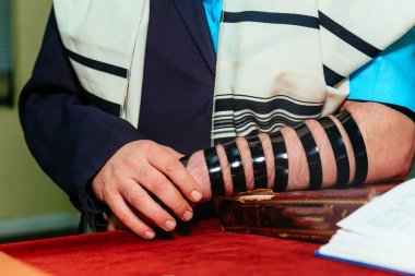 Yahudi adam ritüel kılığına girmiş
