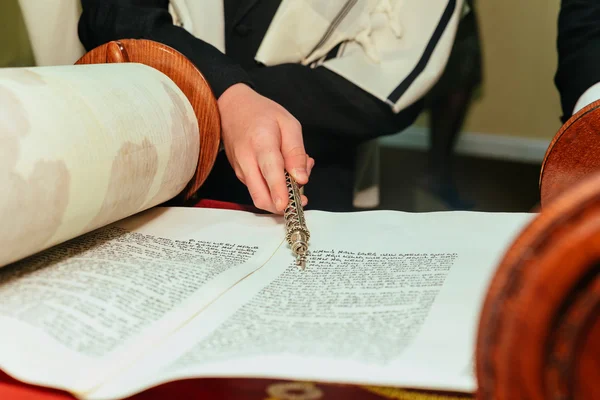 Mão de menino lendo a Torá Judaica no Bar Mitzvah 5 SETEMBRO 2016 EUA — Fotografia de Stock