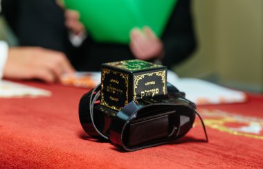 Tefillin'i. Bar Mitzvah arka planını bir dua şal