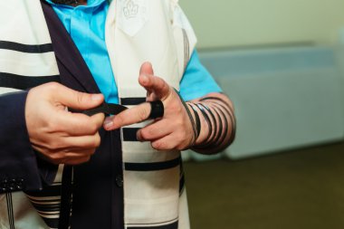 Yahudi adam dua Tefillin'i içinde sarılmış