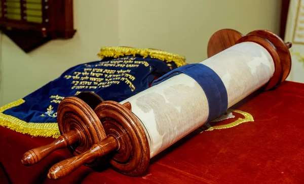 Mão de menino lendo a Torá Judaica no Bar Mitzvah — Fotografia de Stock